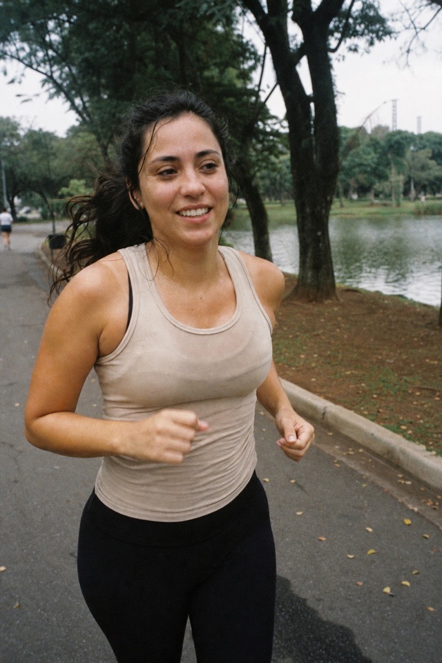 Marina corre ao ar livre.